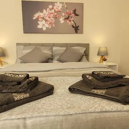 Comfy Flat For 6 People-10 Min Walk To Taksim Square- 3 Bedrooms Apartment Istanbul