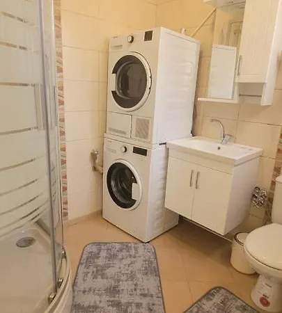 Comfy Flat For 6 People-10 Min Walk To Taksim Square- 3 Bedrooms اسطنبول