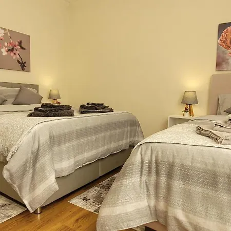 شقة Comfy Flat For 6 People-10 Min Walk To Taksim Square- 3 Bedrooms اسطنبول
