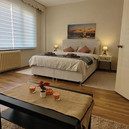 Comfy Flat For 6 People-10 Min Walk To Taksim Square- 3 Bedrooms * اسطنبول